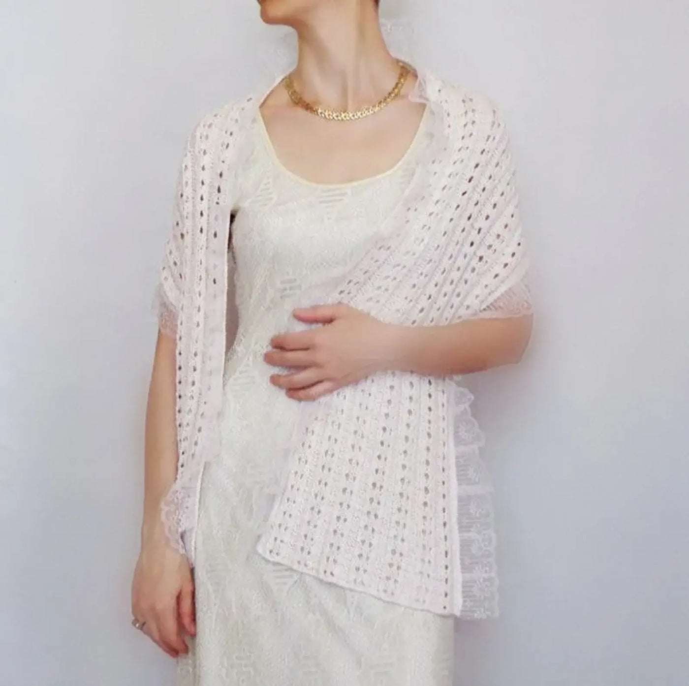 Scarf with frill, beige with gold thread