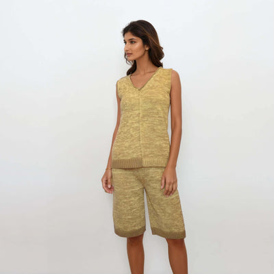 High-waisted bermuda-shorts and top v neck set
